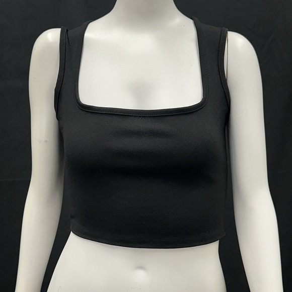 PrettyLittleThing Tops - Pretty Little Thing Women's‎ Size 4 Black Ribbed Shape Scoop Neck Crop Top NWT